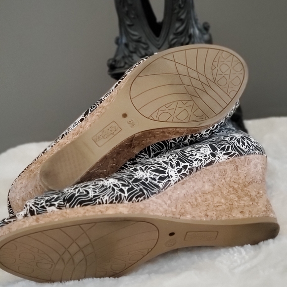 DexFlex Shoes - Picture 3 of 3